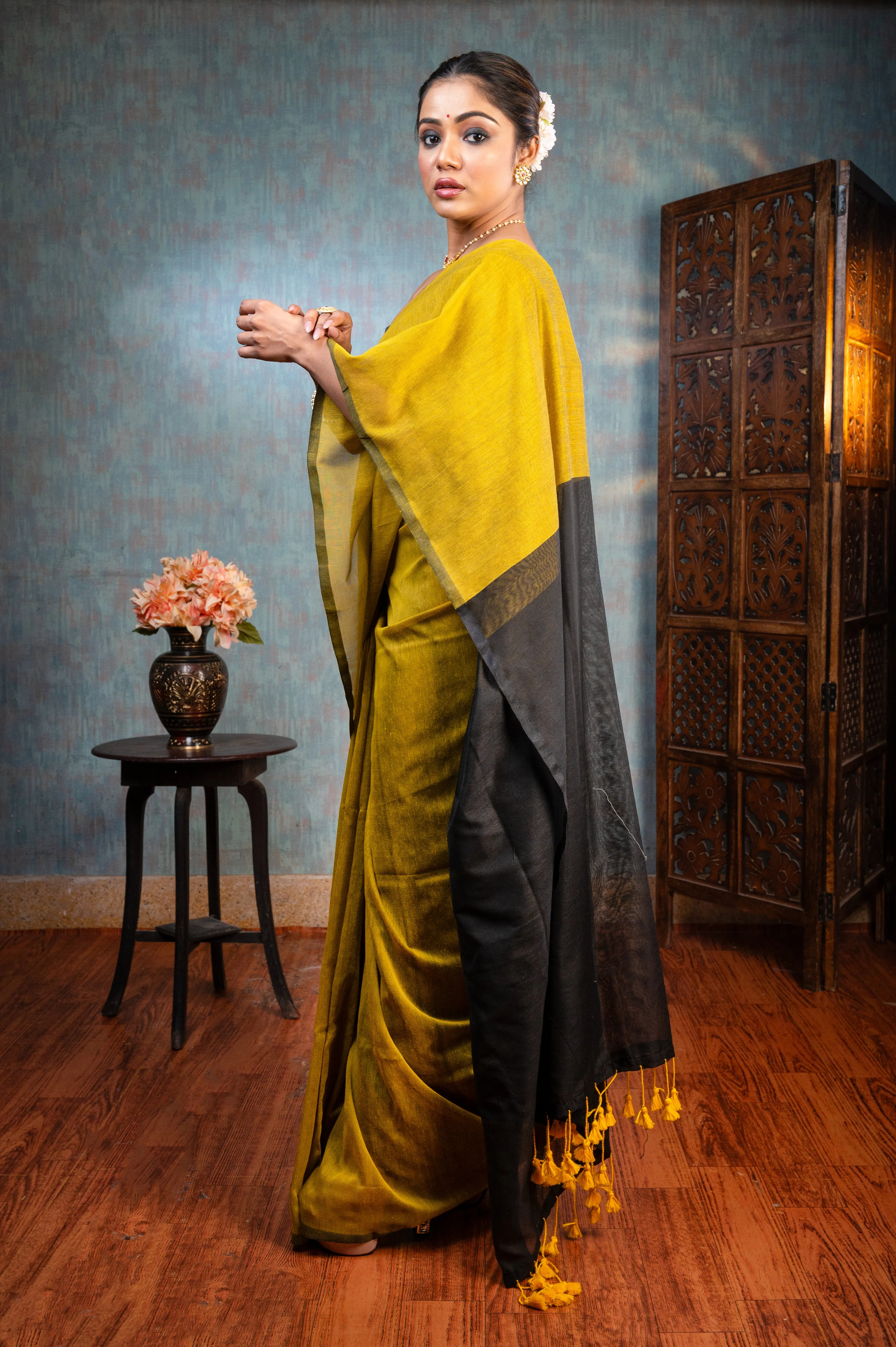 Women Black  And Yellow Handloom Cotton Saree